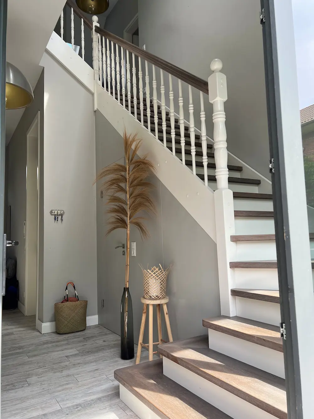 Offener Treppenbereich in Düsseldorf, gestaltet im hochwertigen Interior Design-Stil.